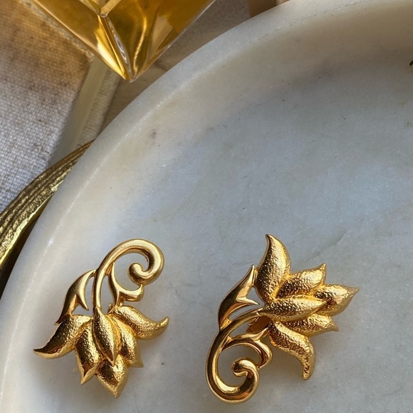 Jewelry - Parisian aesthetic gold tone vintage clip on earrings